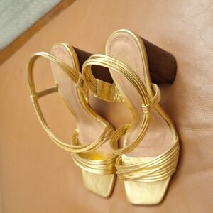 House of Harlow  shoes